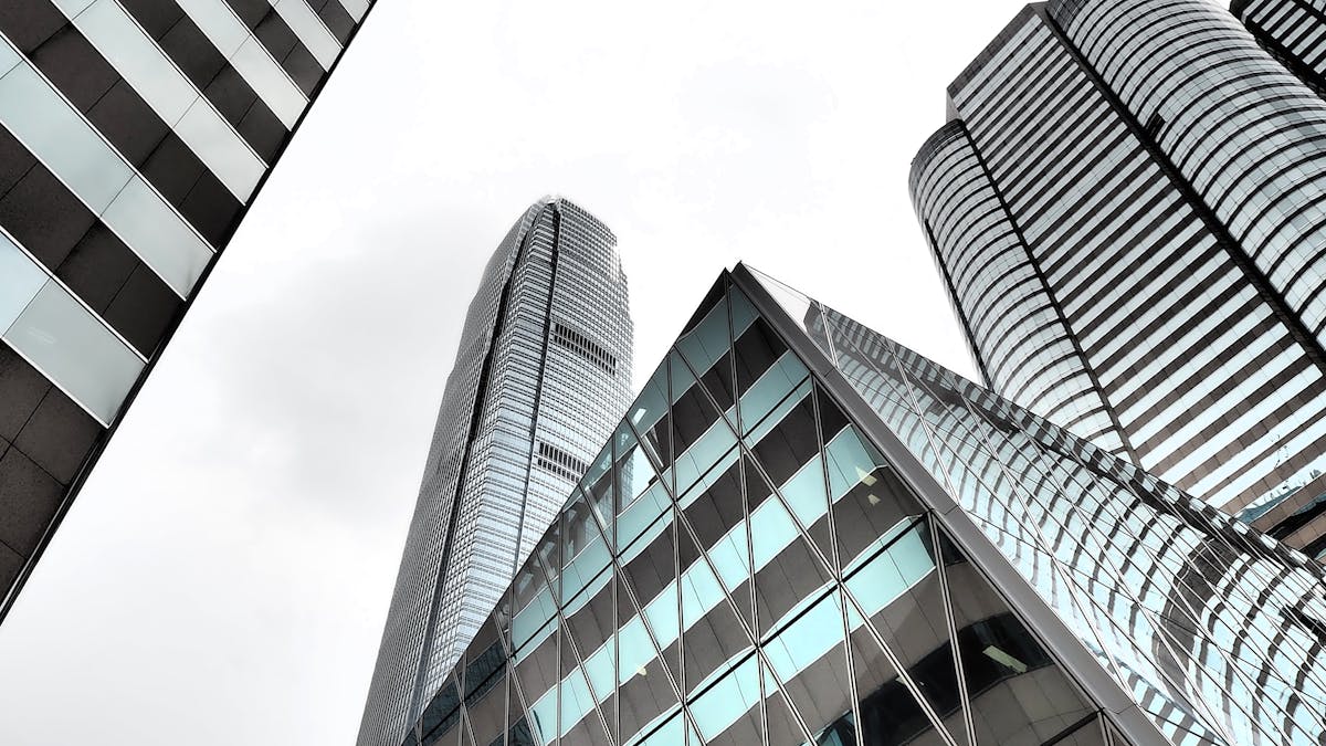 Façade moderne d'une tour de bureaux à Hong Kong — le type d'adresse de siège social qu'adoptent les sociétés redomiciliées